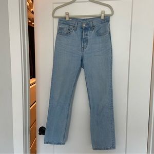Light wash Levi’s 501 cropped 26x28